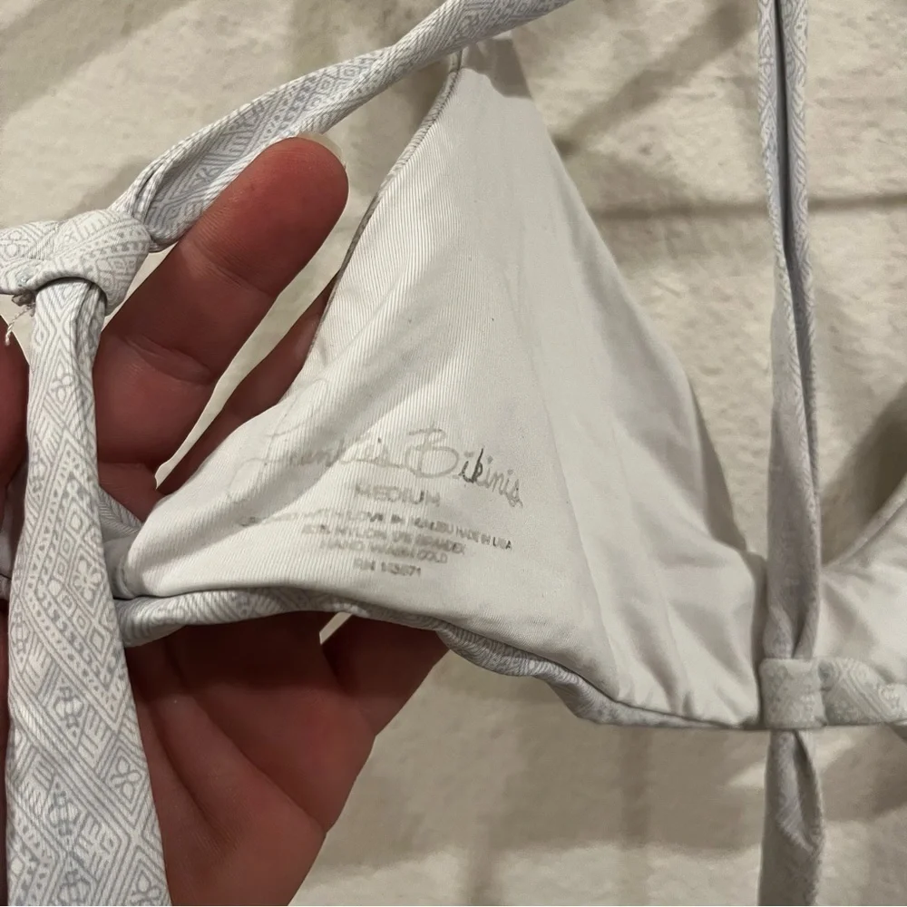 Frankie’s bikinis white with bluish gray pattern top size medium